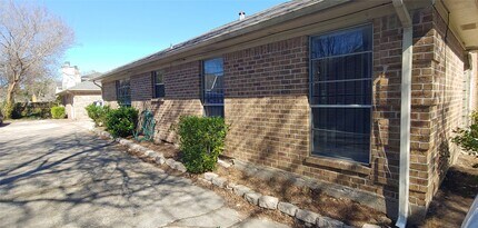 10822 Lynbrook Dr in Houston, TX - Building Photo - Building Photo