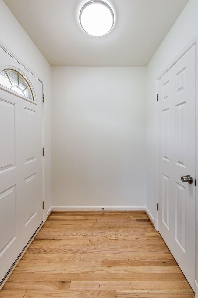 906 Snider Ln in Silver Spring, MD - Building Photo - Building Photo