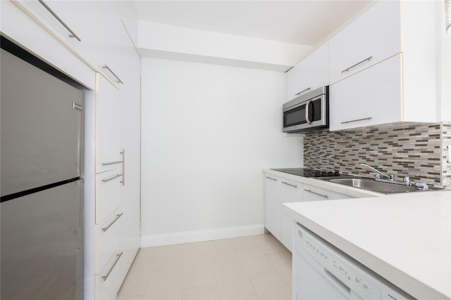 207 SE 10th Ter, Unit 4 in Fort Lauderdale, FL - Building Photo