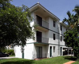 219 Phoenetia Ave in Coral Gables, FL - Foto de edificio - Building Photo