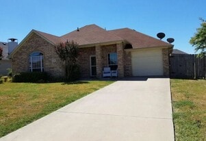 608 Oliver Ln in Waxahachie, TX - Building Photo