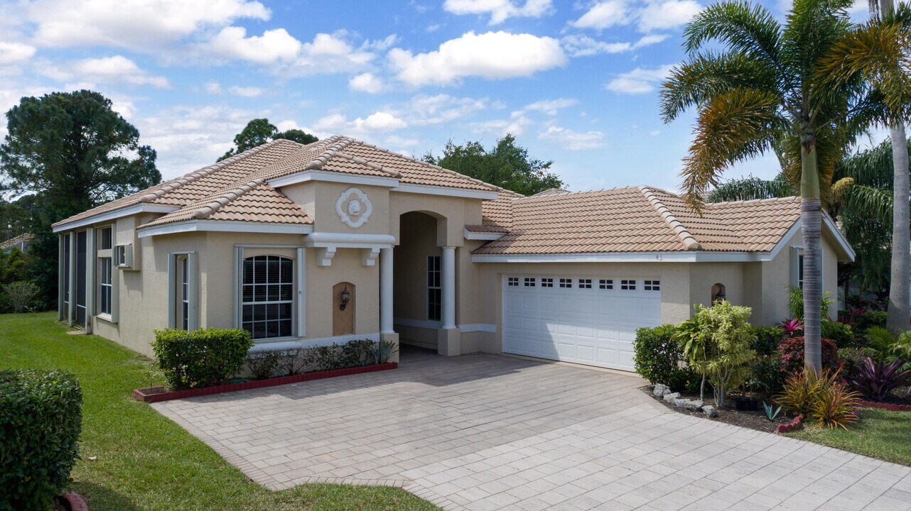 665 SW Lake Charles Cir in Port St. Lucie, FL - Foto de edificio
