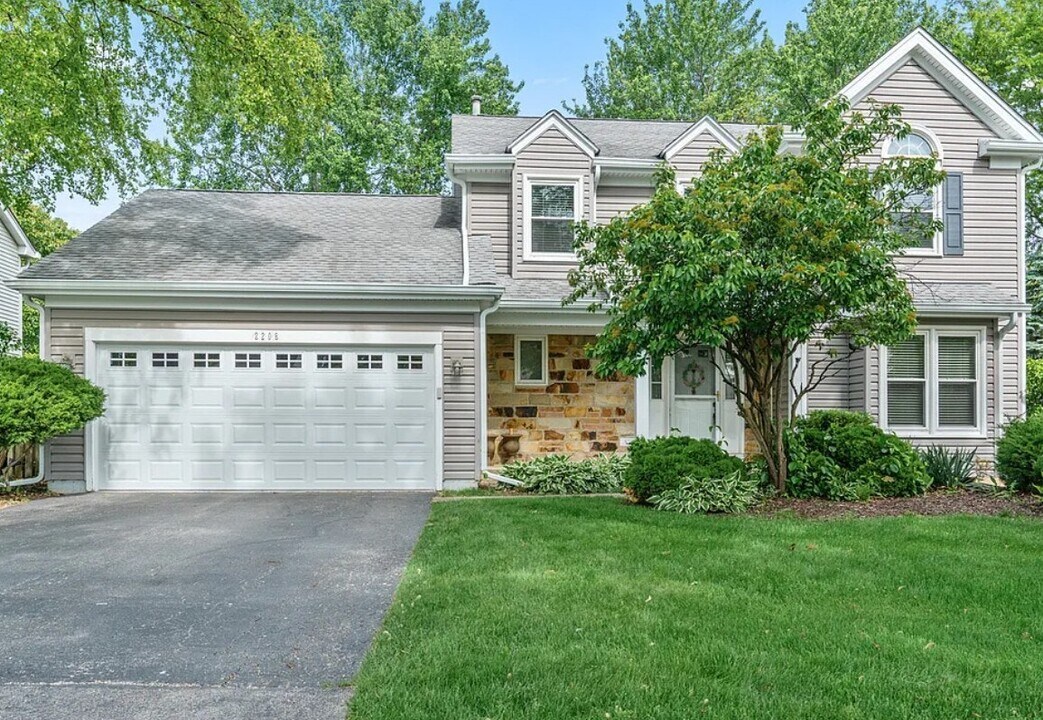 2208 Broadway Ln in Schaumburg, IL - Building Photo