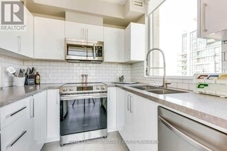 3504 Hurontario St in Mississauga, ON - Building Photo - Building Photo