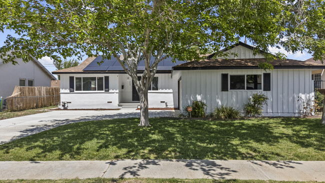 809 W Ave J 10 in Lancaster, CA - Building Photo - Building Photo