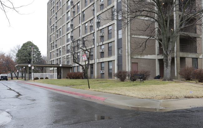 Polk Plaza in Topeka, KS - Building Photo - Building Photo