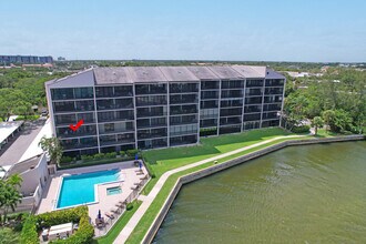 11370 12 Oaks Way in North Palm Beach, FL - Building Photo - Building Photo