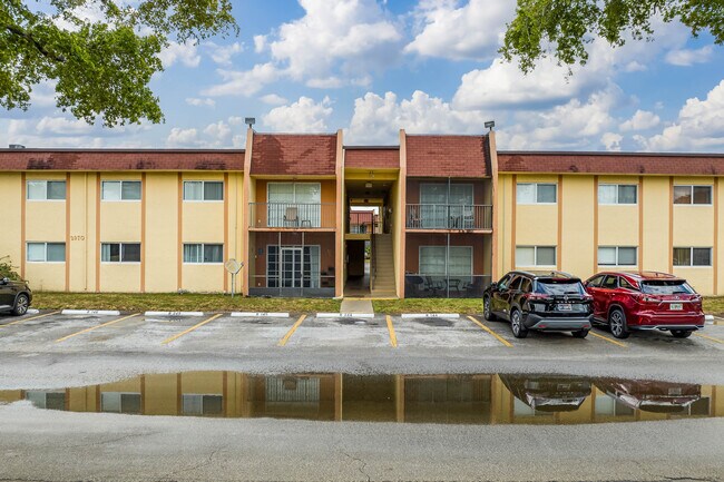 2910-2946 NW 55th Ave in Lauderhill, FL - Foto de edificio - Building Photo