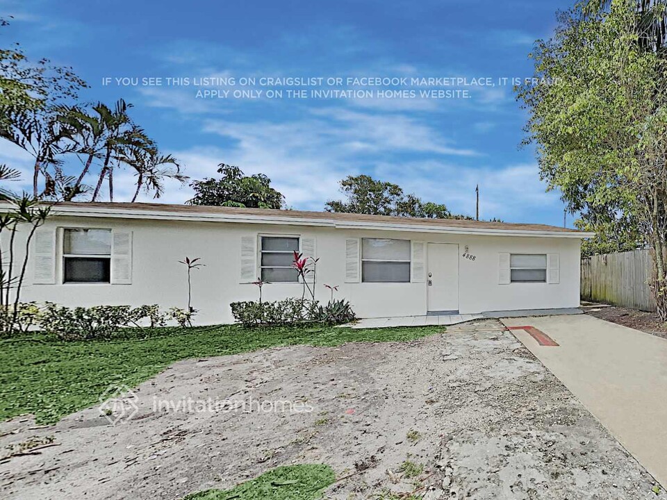 4888 Prince Dr in Lake Worth, FL - Building Photo