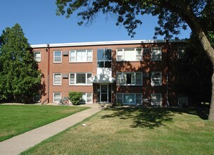 1717 Fry St in Falcon Heights, MN - Foto de edificio - Building Photo