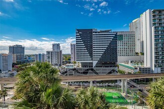 88 SW 7th St in Miami, FL - Building Photo - Building Photo