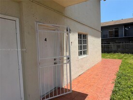 837 SE 8th Ct in Hialeah, FL - Building Photo