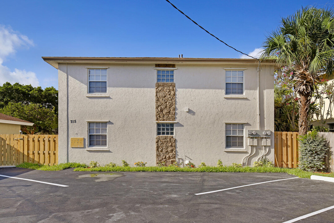 715 Washington Ave in Lake Worth, FL - Building Photo