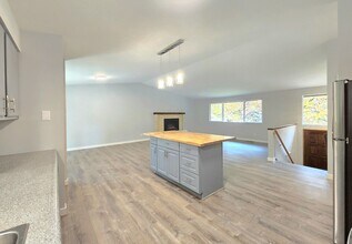 19711 41st Ave NE in Lake Forest Park, WA - Building Photo - Building Photo