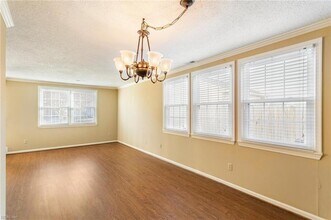 3736 Upland Rd in Virginia Beach, VA - Foto de edificio - Building Photo