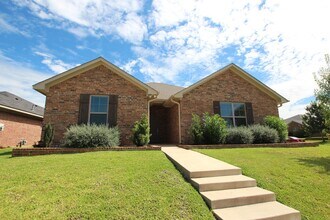 2532 Meadowglen Ct in Tyler, TX - Building Photo - Building Photo