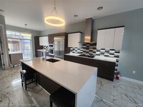 35 Adelaide St in Detroit, MI - Building Photo - Building Photo