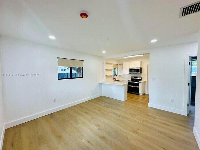 12225 NW 17th Pl in Miami, FL - Building Photo - Building Photo