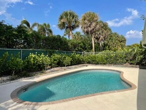 2395 Idlewild Rd in Palm Beach Gardens, FL - Building Photo - Building Photo