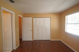 10049 Lake Oak Cir in Tampa, FL - Building Photo - Building Photo