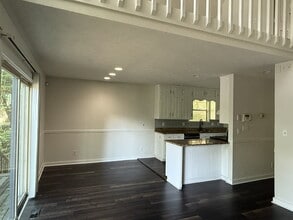 8439 Lake Dr in Snellville, GA - Foto de edificio - Building Photo