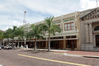 Earnhardt Building in Ft. Myers, FL - Building Photo - Building Photo