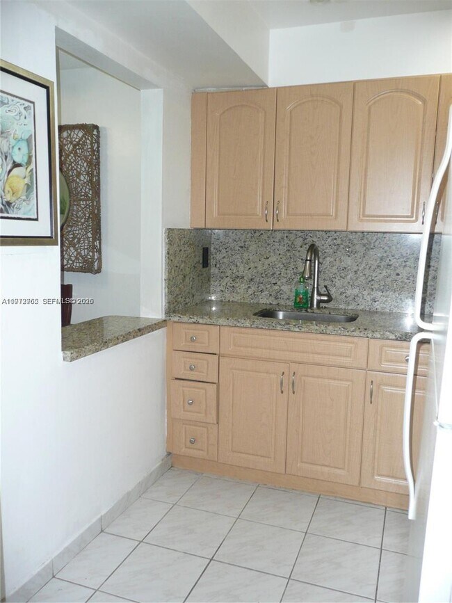 17560 Atlantic Blvd in Sunny Isles Beach, FL - Building Photo - Building Photo