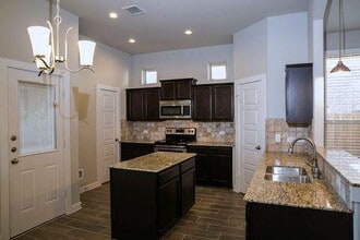 121 Calm Water Loop in Bastrop, TX - Foto de edificio - Building Photo