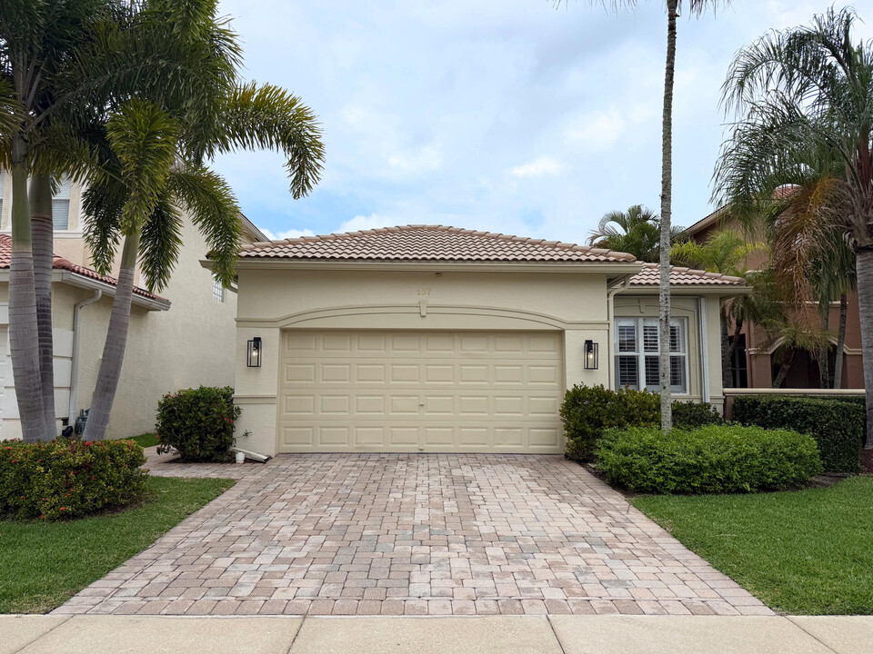 167 Isle Verde Way in Palm Beach Gardens, FL - Building Photo