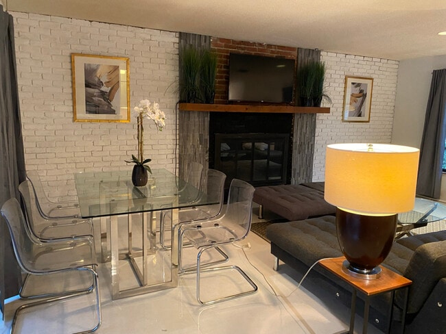 2156 Wisteria St in Sarasota, FL - Foto de edificio - Building Photo