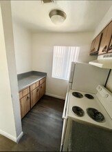 1750 Karen Ave in Las Vegas, NV - Building Photo - Building Photo