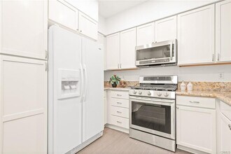 6400 Crescent Park E, Unit 121 in Los Angeles, CA - Building Photo - Building Photo