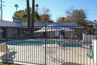 Oak Plaza Apartments in Phoenix, AZ - Building Photo - Building Photo