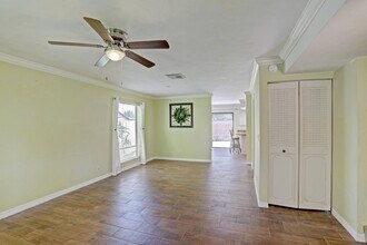 912 Sandtree Dr in Palm Beach Gardens, FL - Building Photo - Building Photo