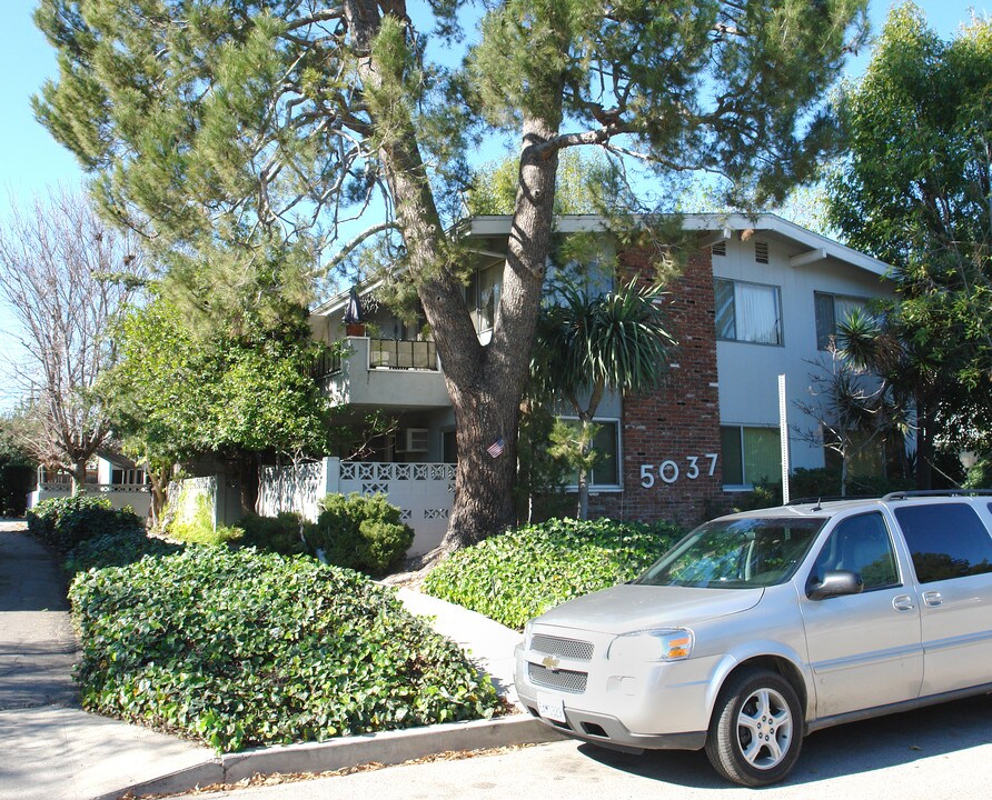5037 Cartwright Ave in North Hollywood, CA - Foto de edificio
