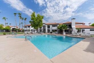 The Village at Lindsay Park Apartments in Mesa, AZ - Foto de edificio - Building Photo