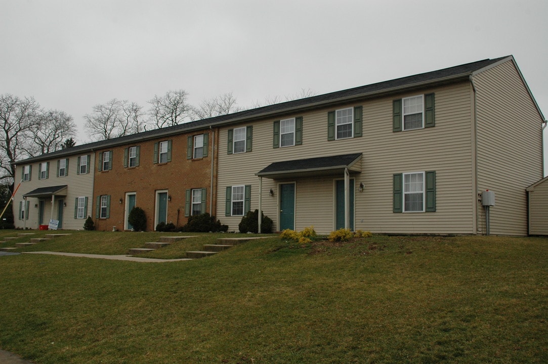 10 Diamond Spring Cir in Akron, PA - Building Photo