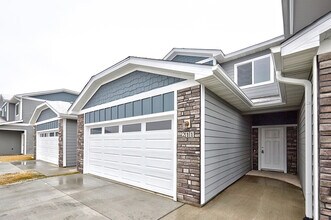 211 NW Greenway Pl in Waukee, IA - Building Photo - Building Photo