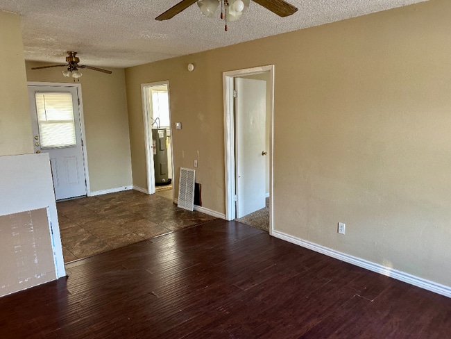 413 N Water St in Pleasanton, TX - Foto de edificio - Building Photo