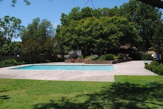 1056 Peggotty Pl in Santa Rosa, CA - Foto de edificio - Building Photo