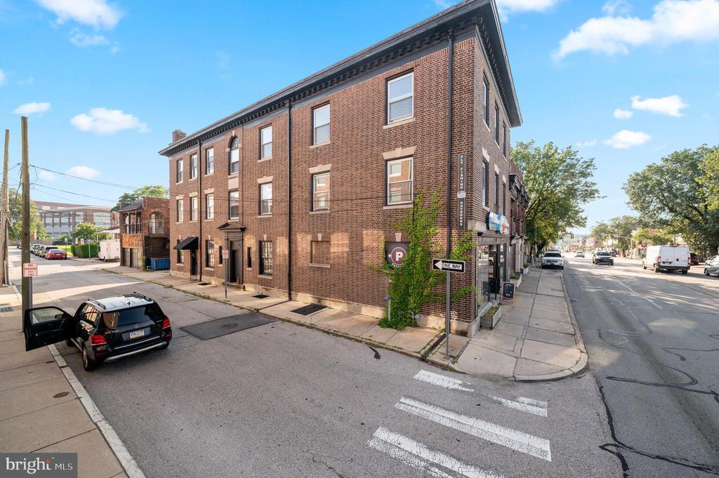 834 W Lancaster Ave in Bryn Mawr, PA - Building Photo