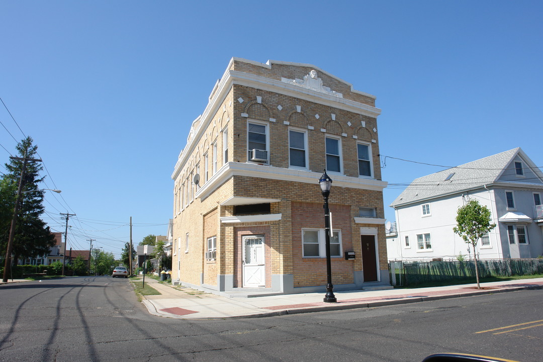 651 Roosevelt Ave in Carteret, NJ - Building Photo