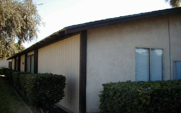 1712 Sylvan Ave in Modesto, CA - Foto de edificio