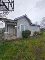 726 W McAndrews Rd in Medford, OR - Building Photo