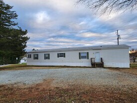 596 Trollingwood Hawfields Rd in Mebane, NC - Building Photo