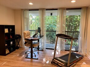 911 N Kings Rd, Unit 111 in West Hollywood, CA - Building Photo - Building Photo