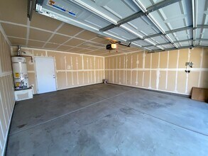 2326 Cape Canyon Ave in Tulare, CA - Foto de edificio - Building Photo