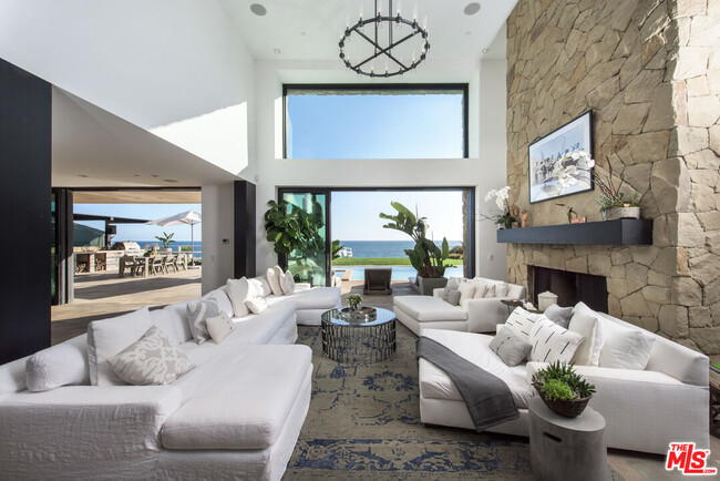 32852 Pacific Coast Hwy in Malibu, CA - Building Photo - Building Photo