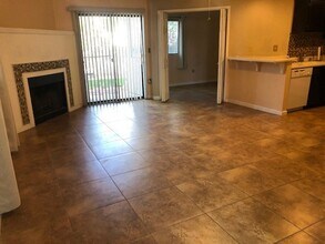 2140 Pinetop Ln in Las Vegas, NV - Building Photo - Building Photo