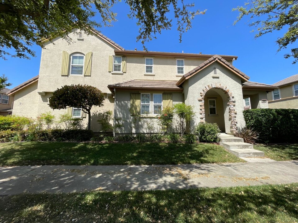290 Wapello Cir in Sacramento, CA - Foto de edificio